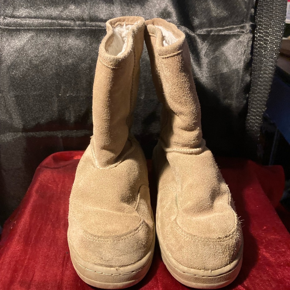 Xhilaration faux fur boots. Size Girls 4.